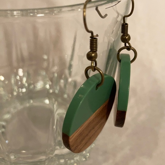 Handcrafted wood and resin disc dangle earrings - Picture 2 of 4